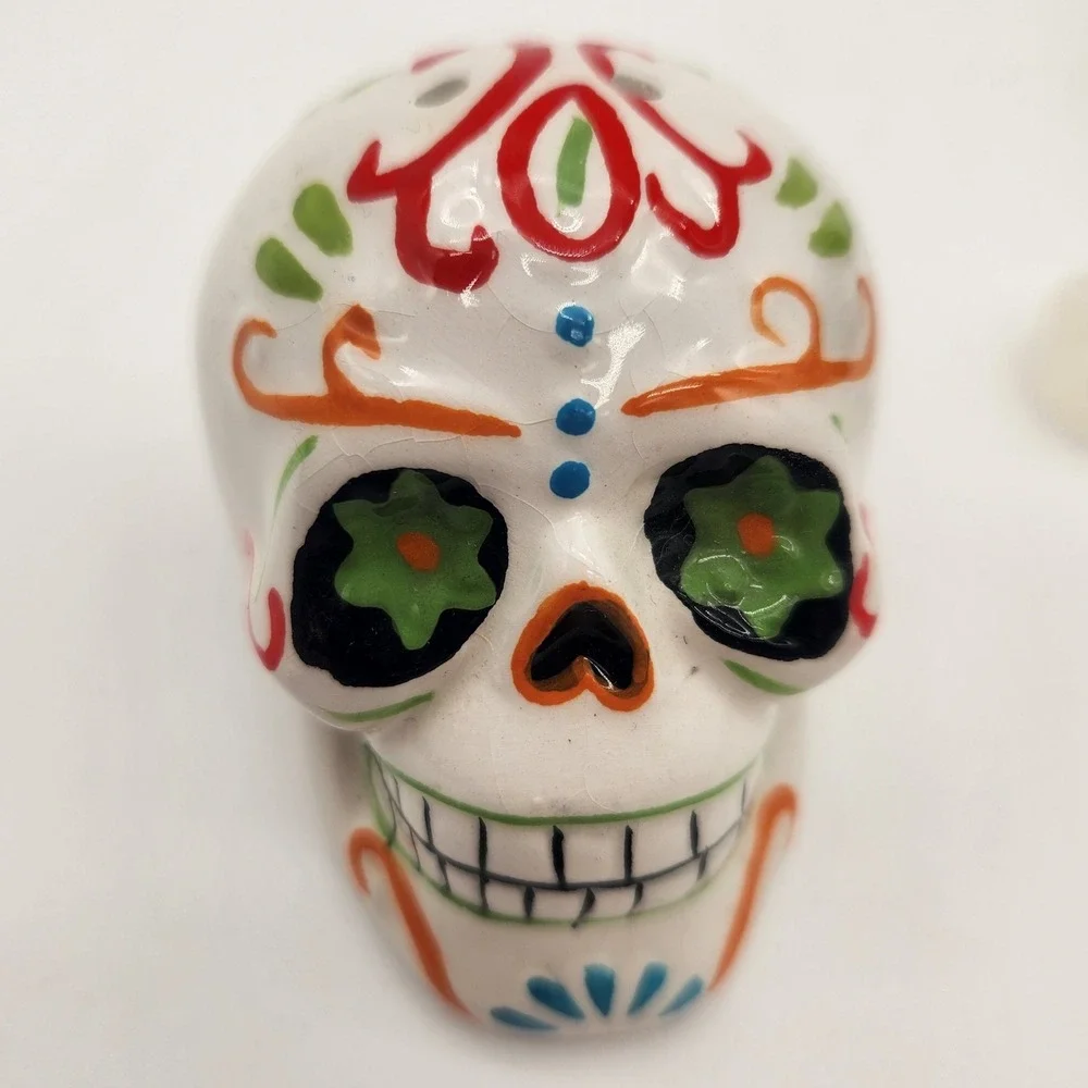 NWOB Day of‎ the Dead Skull Salt and Pepper Shakers Ceramic Halloween Decoration